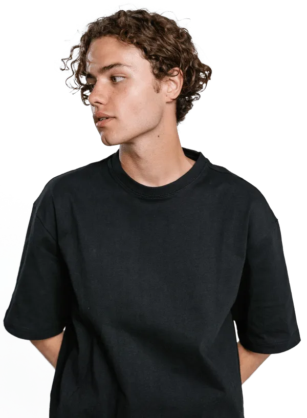 Nielseun minimalist black oversized t-shirt for men – casual streetwear style